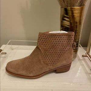 NWT T TAHARI KAILAH SUEDE PERFORATED BOOTIE